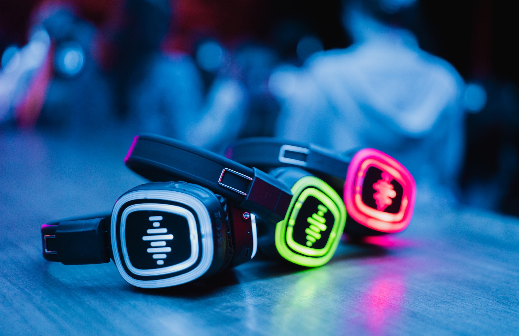 Silent Disco party SilentBeat sluchátka ve třech barvách - růžová, zelená a modrá